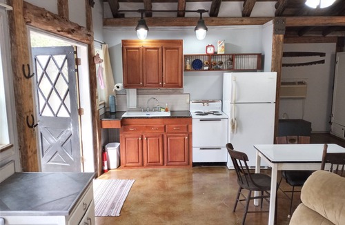 Henderson Cabin | Charming cabin get away w/walk-in shower, kitchenette, AC/heat, WiFi
