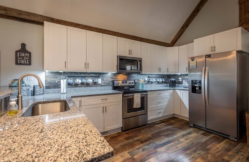Morganton Cabin | Charming Cabin + Hot Tub ~ Lake James & Linville Gorge ~ Pet-Friendly + Wi-Fi!
