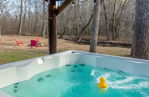 Morganton Cabin | Charming Cabin + Hot Tub ~ Lake James & Linville Gorge ~ Pet-Friendly + Wi-Fi!