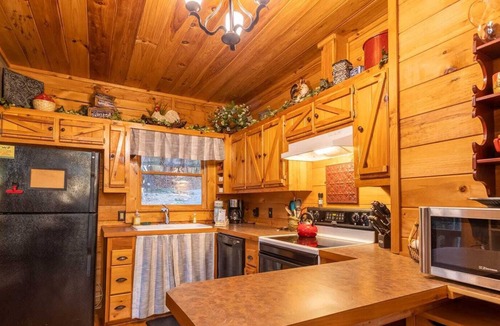 Purlear Cabin | Charming Cabin On 9 Acres & Near Waterfall