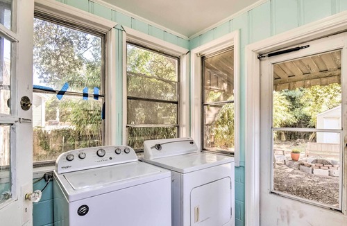 East Ocean View Cottage | Charming 'Castaway Cottage' - Walk to Beach!