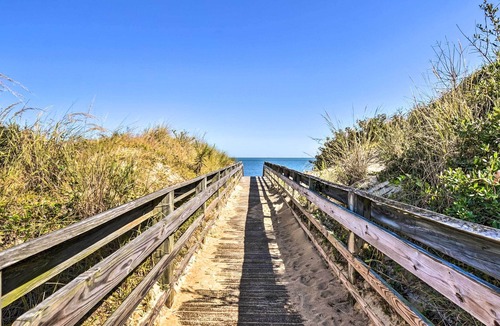 East Ocean View Cottage | Charming 'Castaway Cottage' - Walk to Beach!