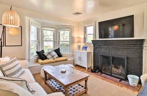 East Ocean View Cottage | Charming 'Castaway Cottage' - Walk to Beach!