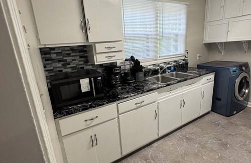 Greensboro House | Charming clean 3 bedroom house, big bedrooms with king beds in Greensboro