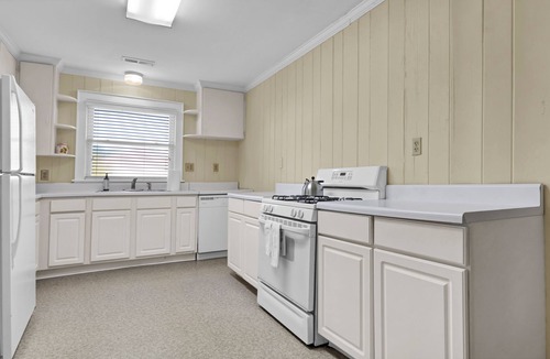 South Harbor Island House | Charming Coastal Retreat with Stunning Banks Channel Views – Pet Friendly!