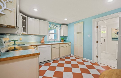 Historic Downtown Manteo House | Charming Coastal Retreat in Manteo – Newly Remodeled & Ready for Your Stay!