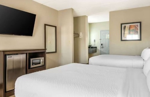 Jeffersontown Hotel | Charming & Comfortable Room Near Anchorage Trail | Free Parking & Pool Access!