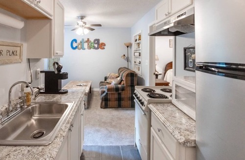 Otto House | Charming Cottage Getaway with Hot Tub & Fire Pit