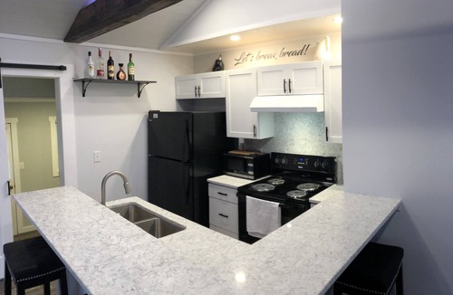 Union Mills Cottage | Charming Cottage with your own Sunrise Mountain Chapel.