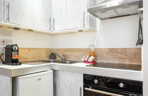 West Kensington Apartment | Charming Cozy Studio Apartment