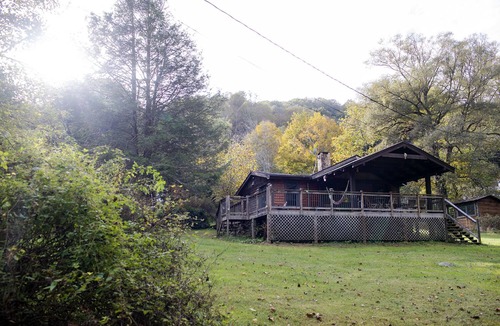 Frank Cabin | Charming Creekside 1940s Cottage, Kid/Dog Friendly