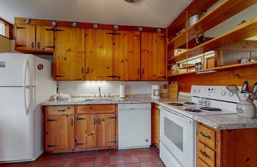 Lake Junaluska House | Charming Dog-Friendly home with Full Kitchen, A/C and Access to Community Amenit