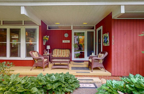 Lake Junaluska House | Charming Dog-Friendly home with Full Kitchen, A/C and Access to Community Amenit