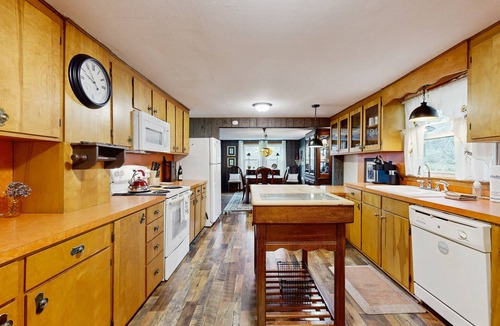 Horse Shoe House | Charming Dog-Friendly Home with Full Kitchen, Wifi and Mountain Views