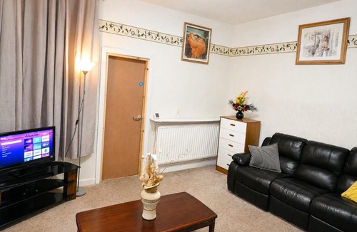 Wolverhampton House | Charming Double Room with TV & Workspace