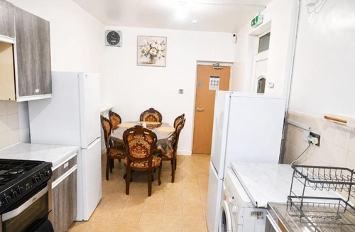 Wolverhampton House | Charming Double Room with TV & Workspace