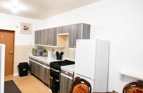 Wolverhampton House | Charming Double Room with TV & Workspace