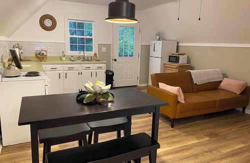 Warrenton Apartment | Charming Garden Loft within walking distance of historic downtown Warrenton
