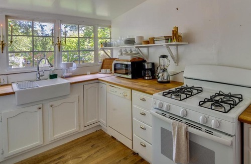West Side Historic District House | Charming Home Less Than 2 Mi to Downtown Hendersonville!