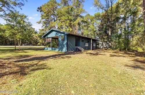Burgaw House | Charming Home on 1 Acre – Close to Shopping and Dining