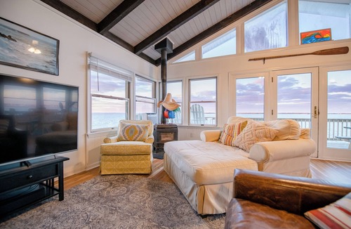 Colington Harbour Cottage | Charming Home with Stunning Views !