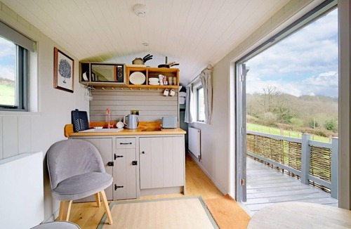 Sidmouth Cabin | Charming Hut with Outdoor Bath & Decking, Sea Views