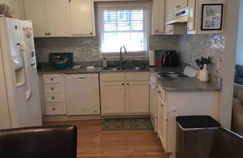 New London House | Charming lakefront home