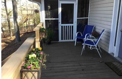 New London House | Charming lakefront home