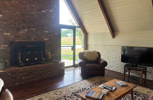 Kernersville Cottage | Charming Lakefront Cottage in Kernersville - Relax with nature!