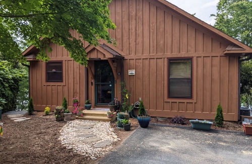 Mill Spring Cottage | Charming Lakefront Mountain Cabin