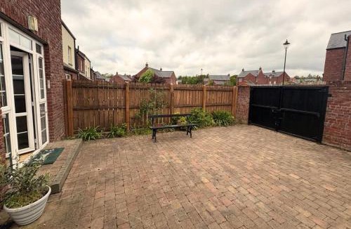 Lisburn Apartment | Charming Lisburn Flat with private parking