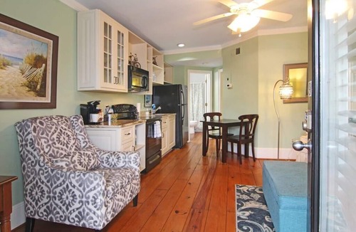 Wilmington Historic District Condo | Charming Masonboro Suite- Downtown Wilmington