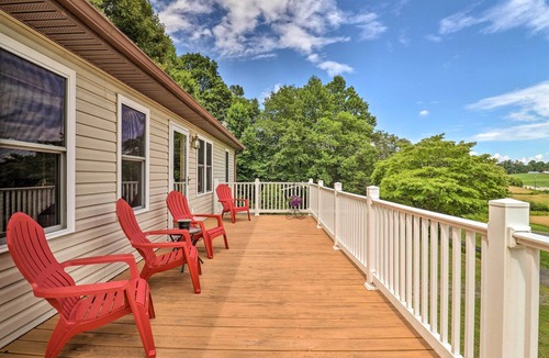 Mills River House | Charming Mills River Home w/Porch & Yard!