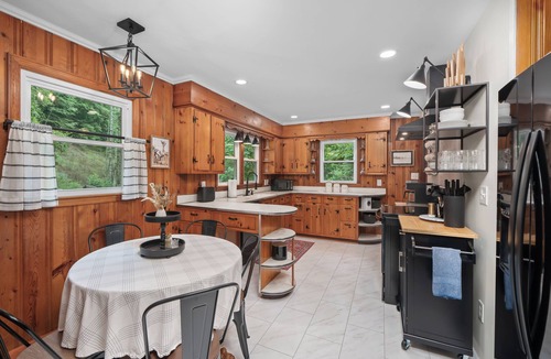 Burnsville Other | Charming Mtn Cabin, Hot Tub+Fire Pit, Private, WiFi, Grill, Near Green Mtn Area!