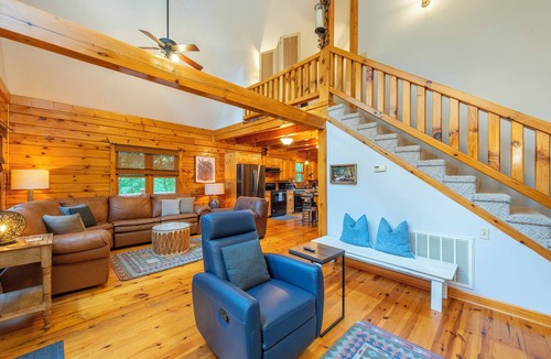 Burnsville Cabin | Charming Mtn Cabin, Hot Tub+Fire Pit, Grill, 5 Min to Town, WiFi, Pet friendly!