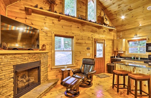 Murphy House | Charming Murphy Cabin with Porch - Near Hiking!