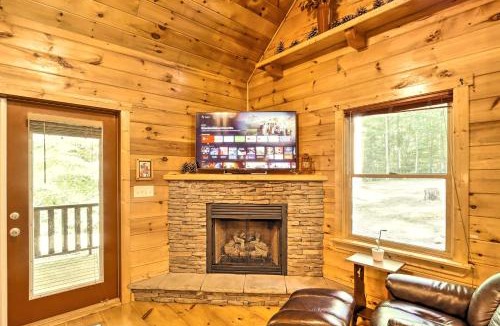 Murphy House | Charming Murphy Cabin with Porch - Near Hiking!