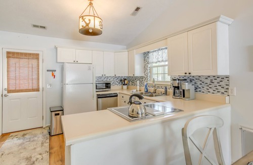 Tranquil Harbour House | Charming Oak Island Home 1 Mi to Beach!