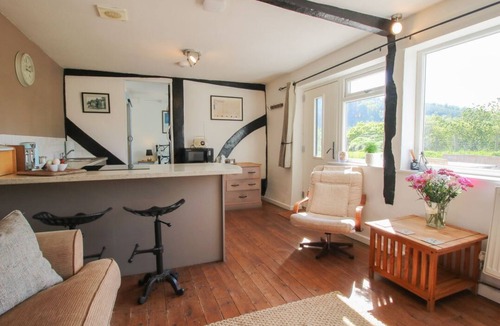 Llansantffraid-ym-Mechain Cottage | Charming Old Beams Retreat