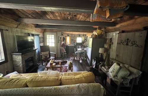 Monroe Cabin | Charming pet friendly 2-bedroom cabin in lovely Monroe with WiFi, AC