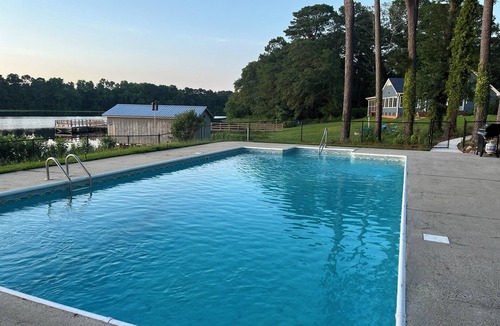 Benson House | Charming private 4-bedroom house with lake, ingroundpool,dock in Delightful Dunn