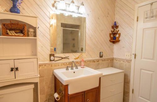Jefferson House | Charming Riverfront Cabin - Hot Tub Overlooking New River, Gas Fireplace