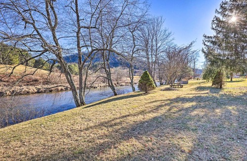 West Jefferson House | Charming Riverfront Cabin with Yard and Porch!