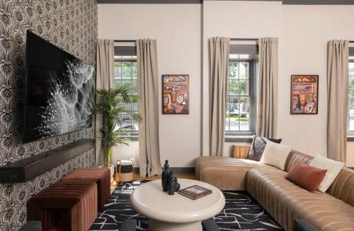 Old West Broad Neighborhood House | Charming Townhome Near Forsyth Park Free Parking