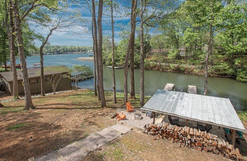 Sherrills Ford Cottage | Charming Lake Front Home - Pet Friendly