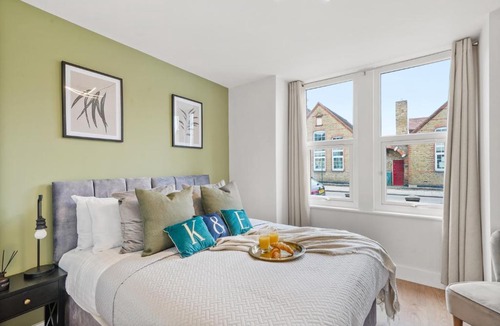 Abbey Apartment | Charming Wimbledon 3-Bed Apt with Outdoor Area