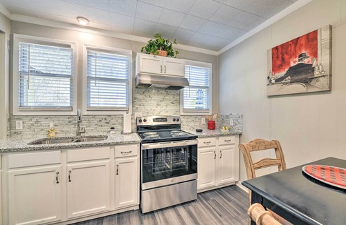 Yadkinville Cottage | Charming Yadkin Valley Cottage w/Deck & Yard