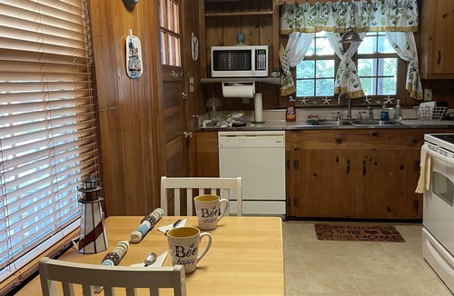 Edenton Cottage | Cheerful 2 Bedroom Cottage on the Inner Banks