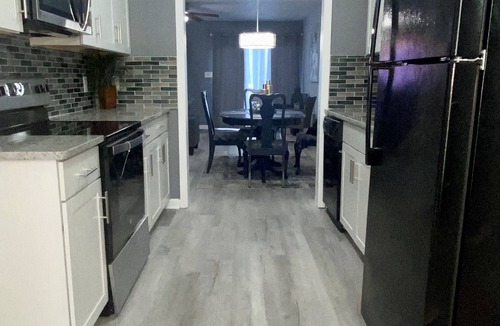 Westover House | Cheerful 2-Bedroom Townhouse 5-7 minutes to Everything