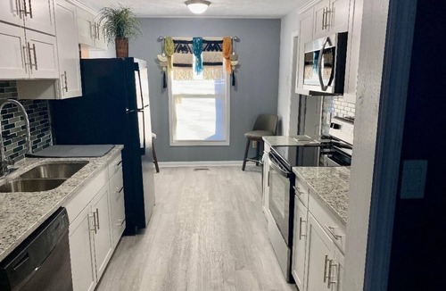 Westover House | Cheerful 2-Bedroom Townhouse 5-7 minutes to Everything